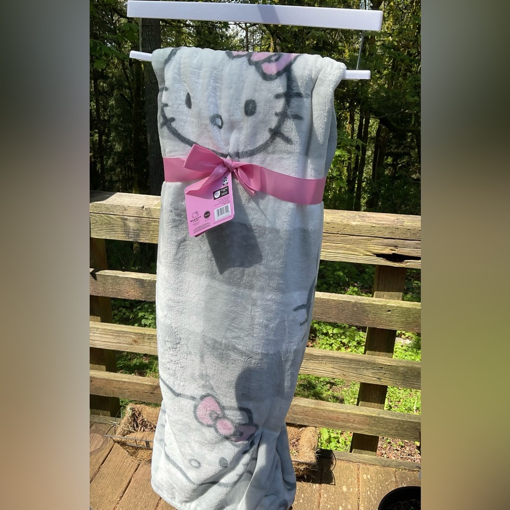 Hello kitty throw blanket 60inX70in brand new